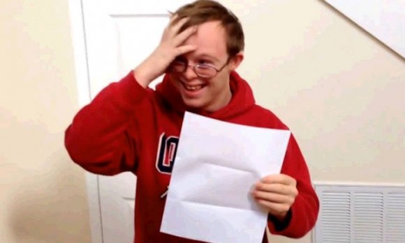 Video: Tinejdžer sa Downowim sindromom saznao da je primljen na fakultet