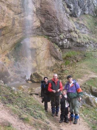 Na vodopadu Skakavac planinari i strani turisti